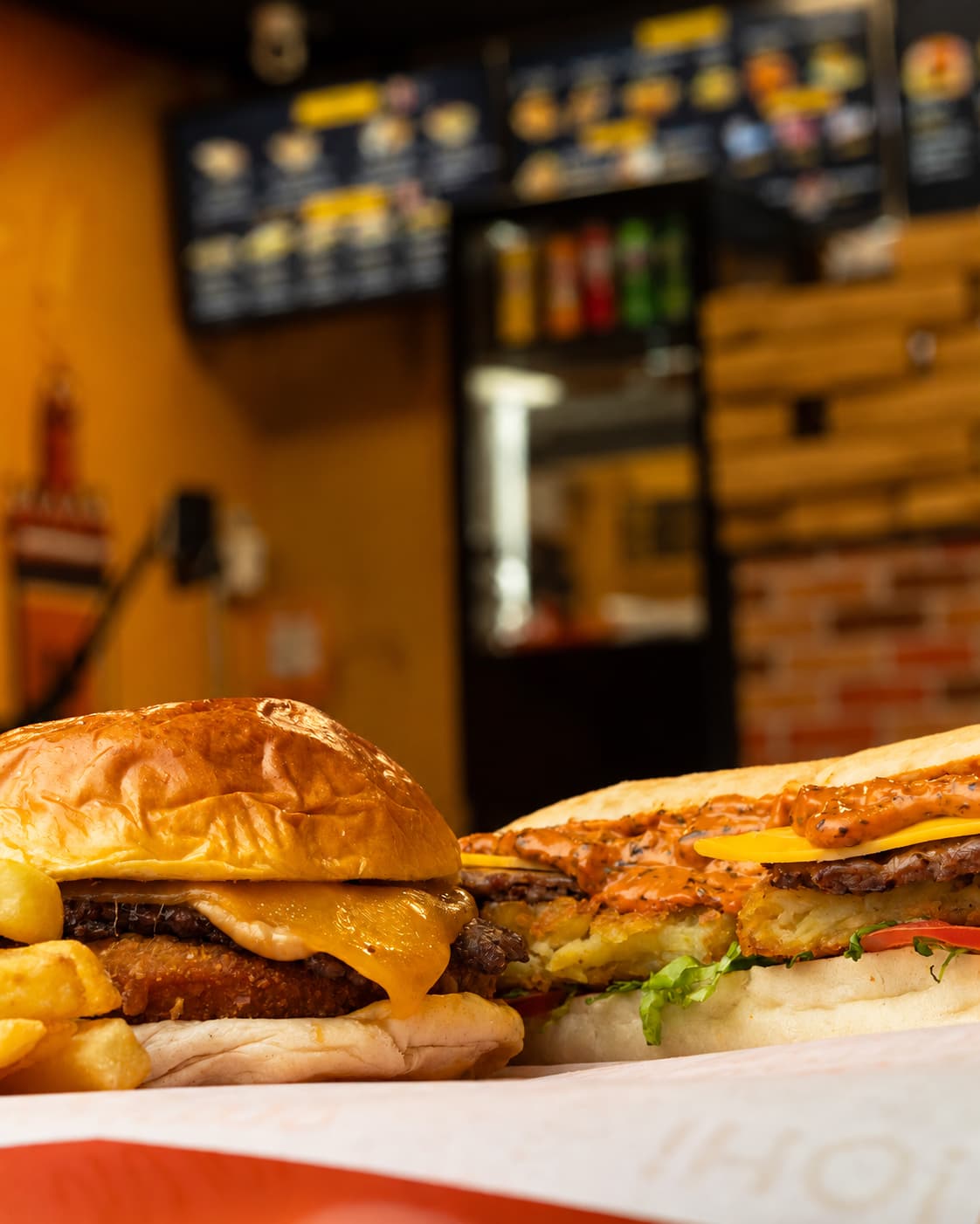 Hamburguesa y bocadillo de comida marroquí en el local de Street Dwich en Santiago de Compostela