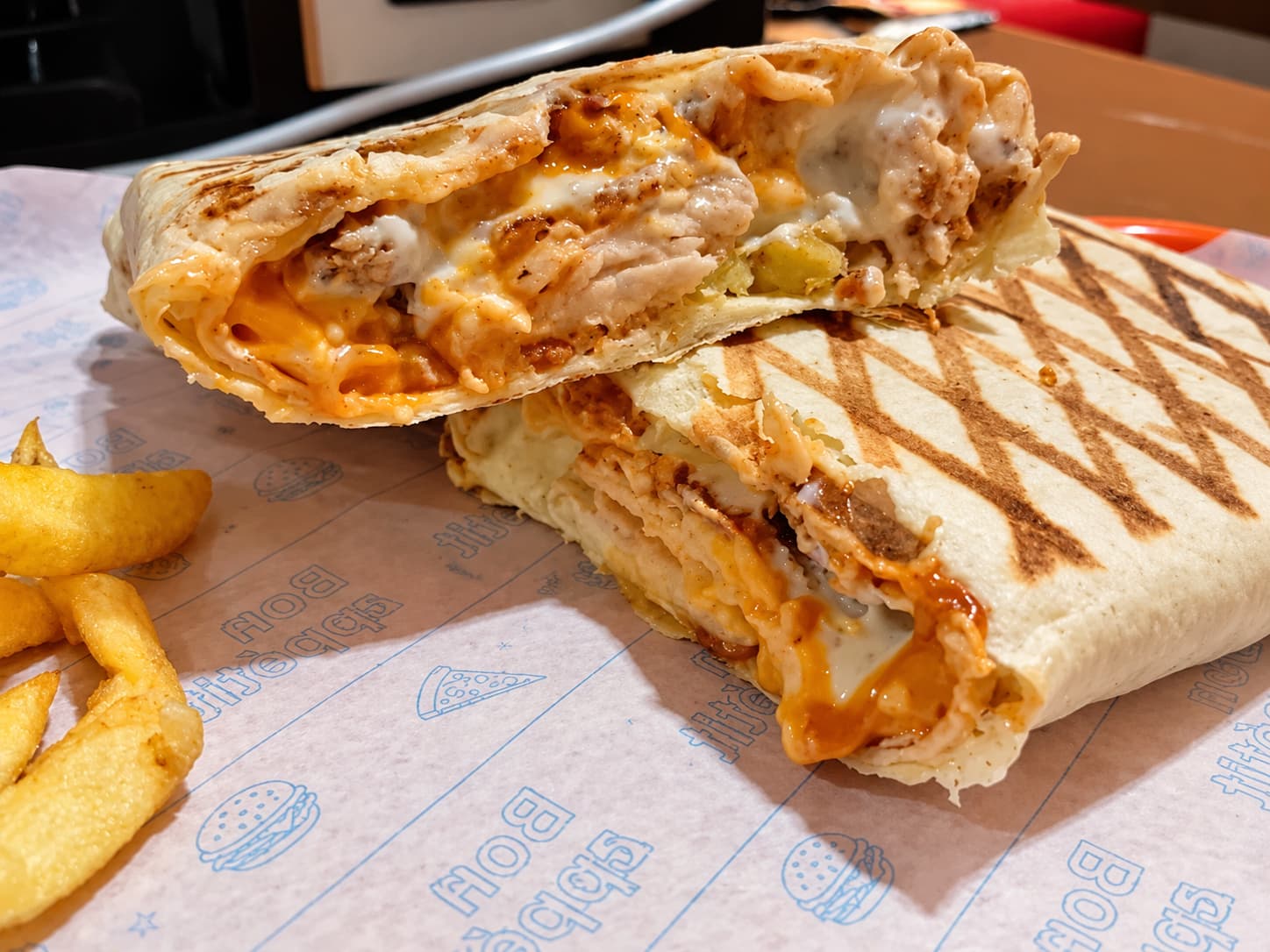 Taco francés relleno de pollo y queso de Street Dwich en Santiago de Compostela